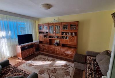 Apartament cu 3 camere decomandat, mobilat în Casa de Cultură