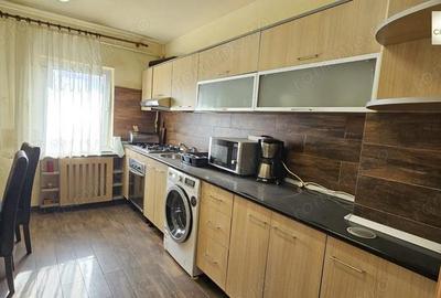 Vand apartament 4 cam cf 1 zona Govandari etajul 3 - 5