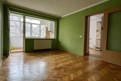 Apartament cu 3 camere semidecomandat în Central