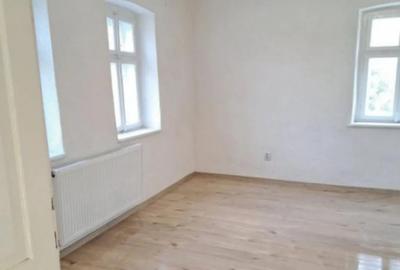 Casă cu 3 camere cu Canalizare în Central - 2