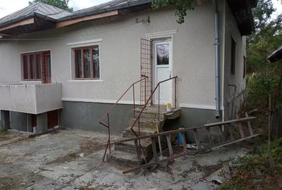 Casa 6 camere, parter inalt, beci+garaj,constructie 1995, incalzire centrala l teren intravilan 1,5h Casa 6 camere, parter inalt, beci+garaj,constructie 1995, incalzire centrala l teren intravilan 1,5h - 2