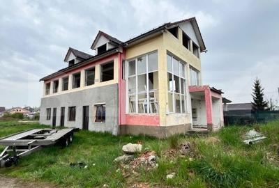 Casă cu 9 camere cu Teren 460 Mp în Central
