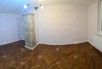Casa individuala - garsoniera la curte ( curtea comuna) Nicolae Iorga Piata Romana - 2