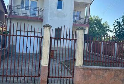 Proprietar inchiriez casa tip vila