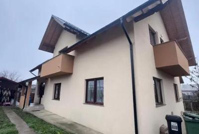 Casă cu 7 camere cu Teren 400 Mp în Central