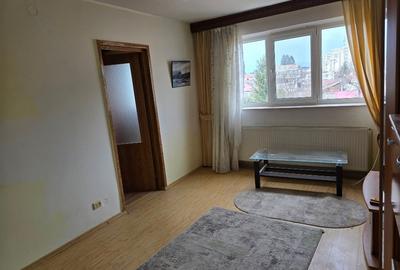 Apartament cu 3 camere semidecomandat în Central - 1