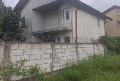 Casă cu 4 camere în Central - 2