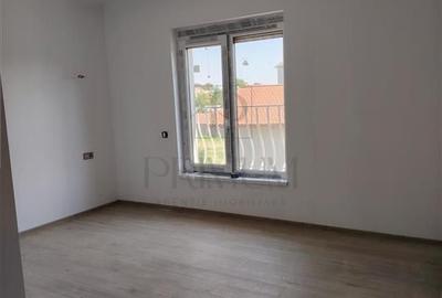 Duplex despartit prin garaj - zona excelenta - toate utilitatile - asfalt - 12