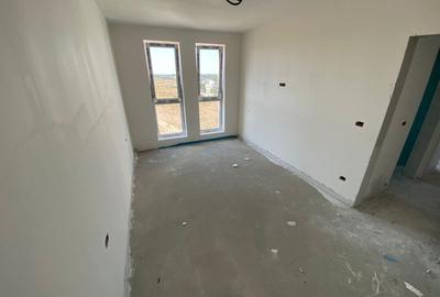 Nou. Etaj intermediar. Spatios - 5