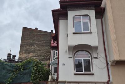 Casă individuală cu 9 camere cu Canalizare în Moșilor