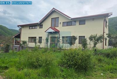 Casă cu 6 camere cu Teren 1361 Mp în Dubova