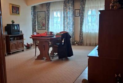 Casă cu 8 camere cu Teren 1500 Mp în Central