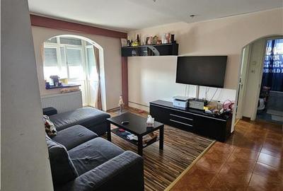 Apartament cu 3 camere semidecomandat, mobilat în Pantelimon - 1