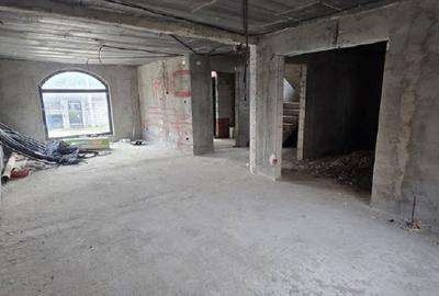 Casă cu 5 camere cu Teren 800 Mp în Central