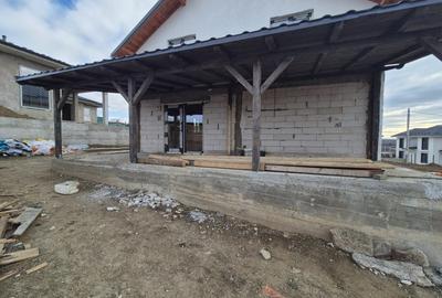 Casă individuală cu 5 camere cu Canalizare în Central