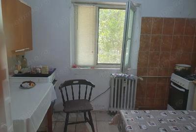 Vanzare-4 camere-p din 4-Militari-V Lunga-decomandat-3 gr sanitare-bl 80-liber-de renovat-130000E