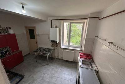 Apartament cu 3 camere semidecomandat, mobilat în Rovine - 3