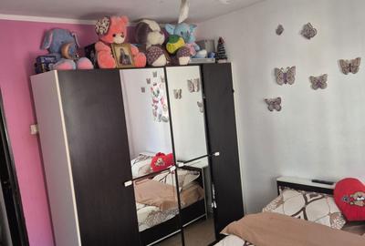 Apartament cu 3 camere semidecomandat în Craiovița Nouă - 1