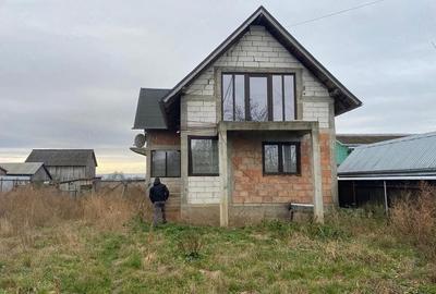 Casă cu Teren 5400 Mp în Joldești - 1