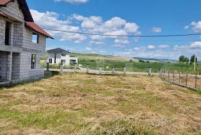 Casă cu 4 camere cu Teren 5600 Mp în Central - 5