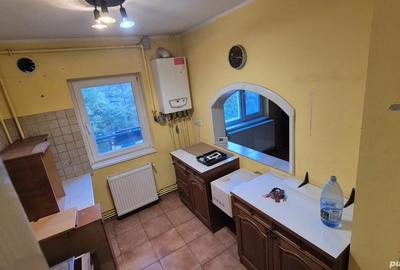 Vand apartament cu 3 camere, situat la etajul 2 din 4, in zona Lipovei - 8