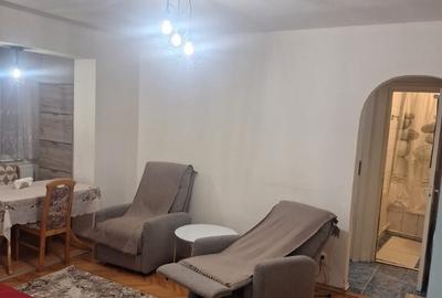 Inchiriez apartament pe strada Toamnei nr 1 - 10