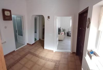 Casă cu 5 camere cu Teren 347 Mp în Central - 5