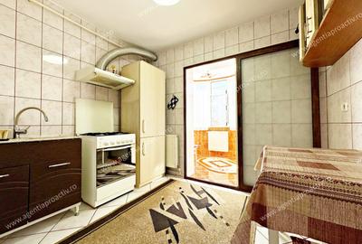 Apartament cu 3 camere decomandat în - 6