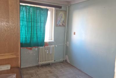 Vest, se vinde apartament semidecomandat trei camere ,pret 52000 euro negociabil - 9