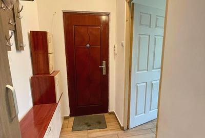 Apartament cu 2 camere semidecomandat, mobilat în Baza 3 - 5