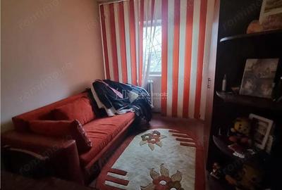 Apartament cu 3 camere decomandat în Libertății
