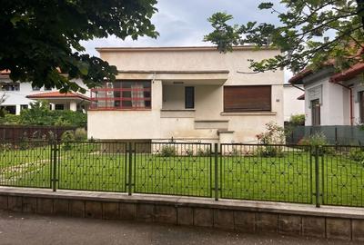 Casă individuală cu 5 camere cu Canalizare în Central - 1