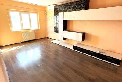 Apartament cu 3 camere decomandat în Micro 16