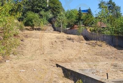 Teren intravilan Pitesti - langa liceul Odobescu - 1083 mp, demisol executat - 2