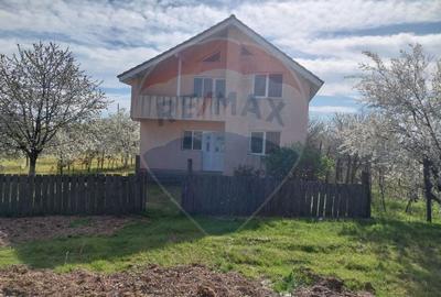 Casă cu 5 camere cu Teren 945 Mp în Brădești - 2