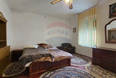 Casă cu 7 camere cu Teren 1025 Mp în Sânpetru - 4