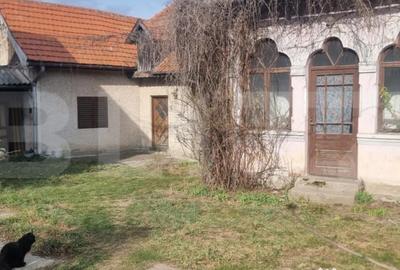 Casă cu 4 camere cu Teren 2800 Mp în Central