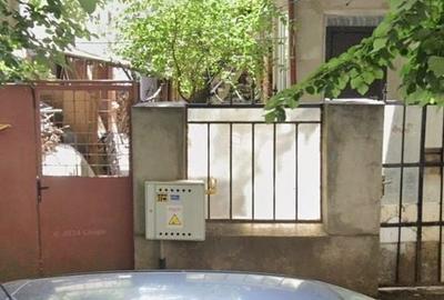 Casă individuală cu 8 camere cu Canalizare în Moșilor - 1