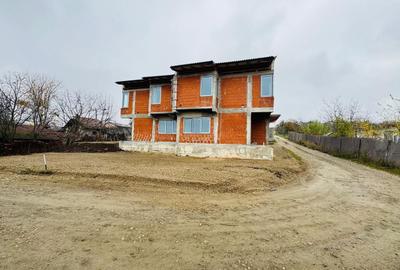 Duplex cu 10 camere decomandat cu Teren 692 Mp în Dealuri Oradea - 1