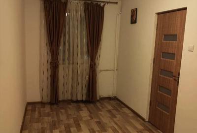Apartament cu 2 camere semidecomandat în Craiovița Nouă