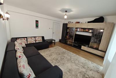 Apartament cu 3 camere decomandat, mobilat în Păcii