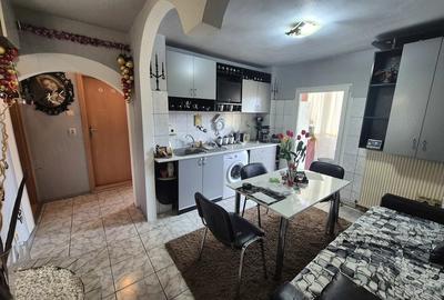 Apartament cu 2 camere decomandat în Micro IV - 8