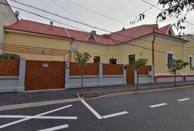 Casă cu 4 camere în Central - 1