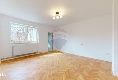 Casă cu 5 camere cu Teren 540 Mp în Central - 1