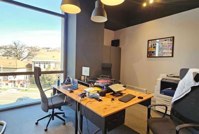 Spațiu comercial, de 120 mp, în Central - 4