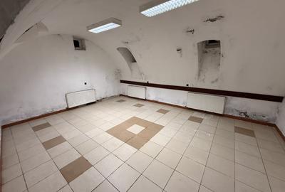 Spațiu comercial, de 100 mp, în Central - 3