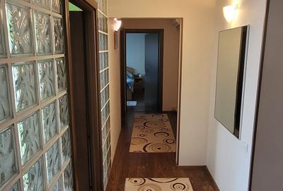 Apartament cu 3 camere decomandat, mobilat în CET - 7