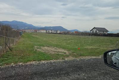 Teren de 720 mp, în Tractorul