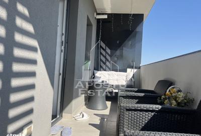 Apartament cu 3 camere semidecomandat în Ghiroda