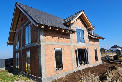 Vand casa la rosu, intabulata cu AC pana in 9/2027 - 10